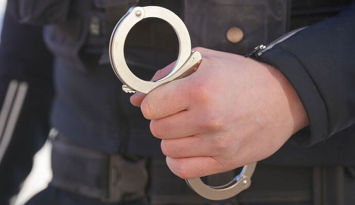 Polizei Handschellen - Symbolbild