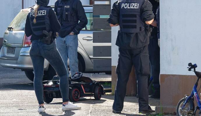 Nordrhein-Westfalen, Langenfeld: Ein Kinderauto steht auf dem Gelände eines Anwesens, auf dem eine Razzia gegen die "Hells Angels" durchgeführt wird. Mit einer großangelegten Razzia geht die Polizei in Nordrhein-Westfalen gegen die Rockergruppe vor.