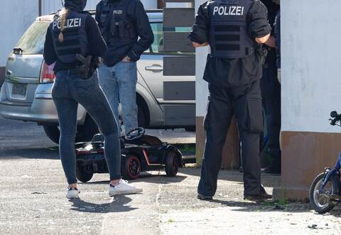 Nordrhein-Westfalen, Langenfeld: Ein Kinderauto steht auf dem Gelände eines Anwesens, auf dem eine Razzia gegen die "Hells Angels" durchgeführt wird. Mit einer großangelegten Razzia geht die Polizei in Nordrhein-Westfalen gegen die Rockergruppe vor.