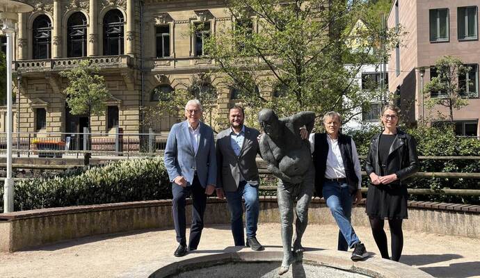 Helmut Riegger, Landrat Calw (von links), Margo Gauger, Bürgermeister Bad Wildbad, Jochen Schönleber, Intendant undkünstlerische Leitung, und Stefanie Bott, Geschäftsleitung Tourismus, freuen sich auf ein lebendiges Festival mit vielen Formaten.