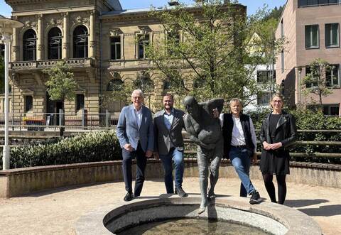 Helmut Riegger, Landrat Calw (von links), Margo Gauger, Bürgermeister Bad Wildbad, Jochen Schönleber, Intendant undkünstlerische Leitung, und Stefanie Bott, Geschäftsleitung Tourismus, freuen sich auf ein lebendiges Festival mit vielen Formaten.