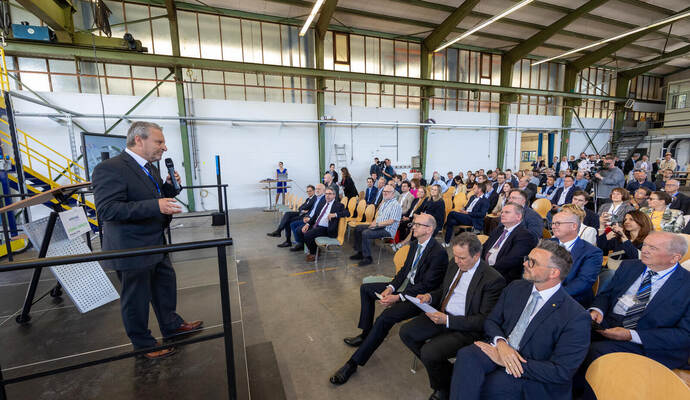 Gespannte Zuhörerschaft: Carlo Burkhardt von HyProMag bei der offiziellen Eröffnungsrede.