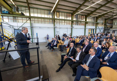 Gespannte Zuhörerschaft: Carlo Burkhardt von HyProMag bei der offiziellen Eröffnungsrede.