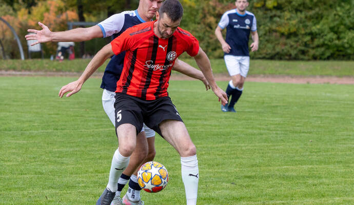 Größer kann der Unterschied kaum sein: Marko Wurster (vorne) möchte zusammen mit dem 1. FC 08 Birkenfeld den Relegationsplatz für den Aufstieg in die Landesliga verteidigen. Daniel Kaiser (hinten) und der FSV Buckenberg müssen das Kellerduell gegen Singen für sich entscheiden. Ralf Becker