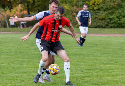 Größer kann der Unterschied kaum sein: Marko Wurster (vorne) möchte zusammen mit dem 1. FC 08 Birkenfeld den Relegationsplatz für den Aufstieg in die Landesliga verteidigen. Daniel Kaiser (hinten) und der FSV Buckenberg müssen das Kellerduell gegen Singen für sich entscheiden. Ralf Becker