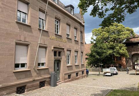 Seit 2013 ist dem Amtsgericht Maulbronn auch das Grundbuchamt zugeordnet. Insgesamt sind dort etwa 80 Mitarbeitende beschäftigt.