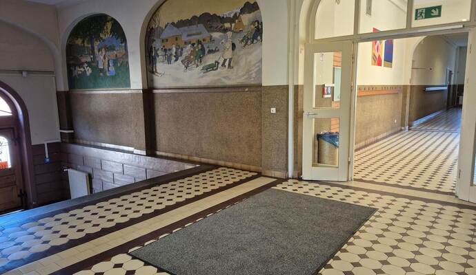 Im großzügigen Treppenhaus der Fünf-Täler-Schule in Calmbach soll ein zweiter Rettungsweg entstehen.  Ulrike Knöller