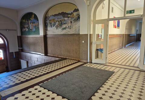 Im großzügigen Treppenhaus der Fünf-Täler-Schule in Calmbach soll ein zweiter Rettungsweg entstehen.  Ulrike Knöller