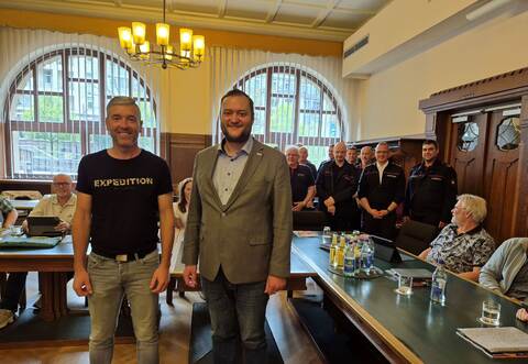 Der neue stellvertretende Kommandant, Oliver Eder, fand Zustimmung im Gemeinderat, ebenso wie bei Bürgermeister Marco Gauger (von links).
