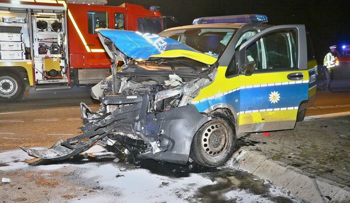 Polizeiwagen prallt im Einsatz gegen Auto - fünf Verletzte