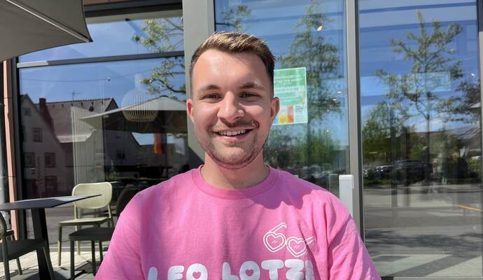 Leonardo Lo Re in seinem selbst gestalteten Fan-T-Shirt beim Treffen mit der PZvor der Birkenfelder Markthalle.