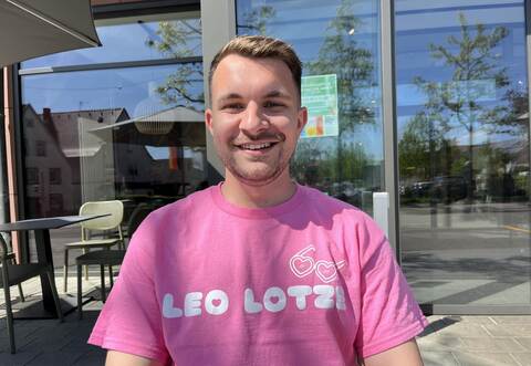 Leonardo Lo Re in seinem selbst gestalteten Fan-T-Shirt beim Treffen mit der PZvor der Birkenfelder Markthalle.