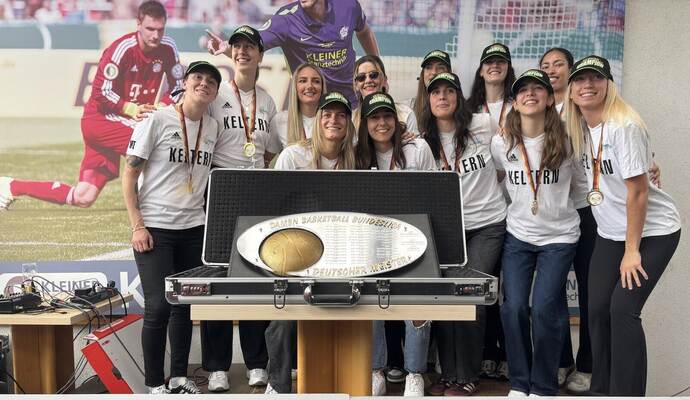 Das Team der Rutronik Stars Keltern präsentierte im Nöttinger Stadion die Meistertrophäe, in die zum schon fünften Mal der Name des Vereins eingraviert wird: (von links) Trainerin Matea Tavic, Alexandria Kiss-Rusk, Nevena Rosic, Alexandra Wilke, Co-Trainerin Jelena Antic, Karina Konstantinova, Ana Mandic, Ysaline Saulnier, Maud Huijbens, Anastasia Schlipf, Kilyn McGuff und Makenna Marisa.