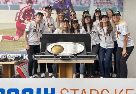 Das Team der Rutronik Stars Keltern präsentierte im Nöttinger Stadion die Meistertrophäe, in die zum schon fünften Mal der Name des Vereins eingraviert wird: (von links) Trainerin Matea Tavic, Alexandria Kiss-Rusk, Nevena Rosic, Alexandra Wilke, Co-Trainerin Jelena Antic, Karina Konstantinova, Ana Mandic, Ysaline Saulnier, Maud Huijbens, Anastasia Schlipf, Kilyn McGuff und Makenna Marisa.
