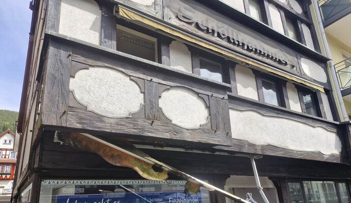 Dieser Balkon des ehemaligen Textilhauses Schöllhammer hat Feuer gefangen.