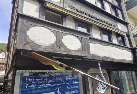 Dieser Balkon des ehemaligen Textilhauses Schöllhammer hat Feuer gefangen.