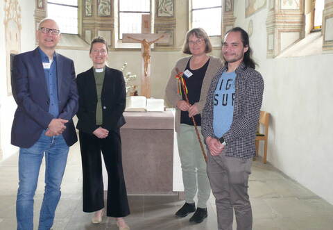 Matthias Knödler (von links), Gemeindepfarrerin Susanne Knoch, Susanne Kuhnke und Benjamin Pfitzer im über 700 Jahre alten Chorraum vor dem Altar.