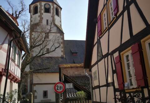 Die Brücke zur Kirchenburg in Lienzingen vor der evangelischen Peterskirche: Das Bauwerk gilt seit Jahren als sanierungsbedürftig.