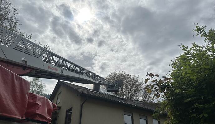 In Unterreichenbach wurde ein Dachstuhlvollbrand durch Eingreifen der Feuerwehr verhindert.