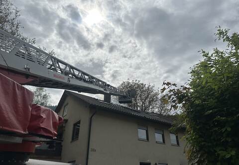 In Unterreichenbach wurde ein Dachstuhlvollbrand durch Eingreifen der Feuerwehr verhindert.