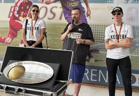 Sterne-Chef Dirk Steidl mit den Trainerinnen Matea Tavic (rechts) und Jelena Antic.