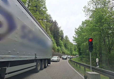 Vier Minuten, bis die Ampel endlich erreicht ist: Nicht bei allen Testfahrten, die die PZ am Montagmittag macht, muss so lange gewartet werden.