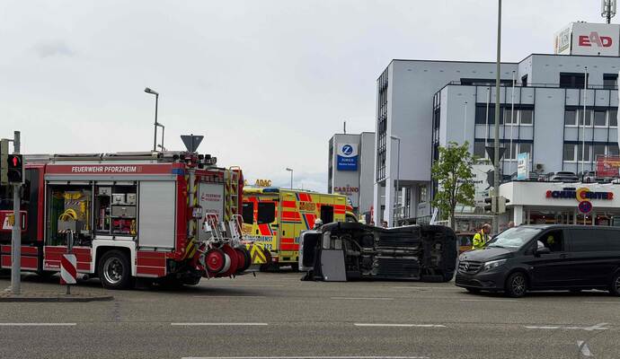 Ein Auto wurde bei dem Unfall auf die Seite gedreht.