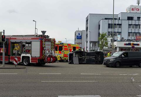 Ein Auto wurde bei dem Unfall auf die Seite gedreht.