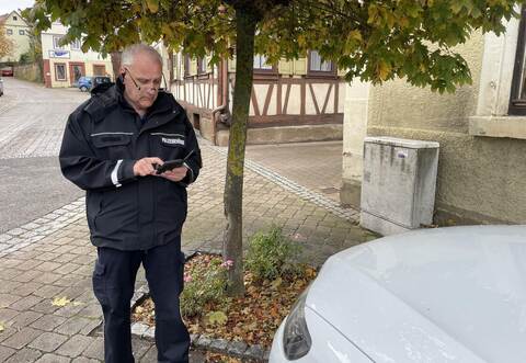 Notiert ein Vergehen im Wiernsheimer Ortskern: Gemeindevollzugsbediensteter Michael Feuster erlebt im Arbeitsalltag meist nur verbale Anfeindungen.