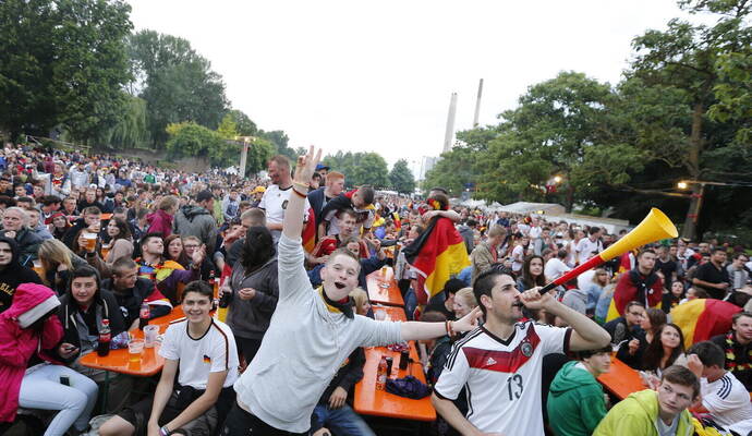 Was für ein Fest: Tausende feuern im Enzauenbiergarten die deutsche Mannschaft im Finale der WM 2014 gegen Argentinien an.
