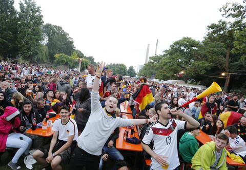 Was für ein Fest: Tausende feuern im Enzauenbiergarten die deutsche Mannschaft im Finale der WM 2014 gegen Argentinien an.
