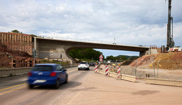 Die Hälfte der A8-Brücke über die B10 in Fahrtrichtung Stuttgart ist fertig und die alte Brücke und due Behelfsbrücke abgerissen