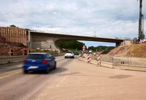 Die Hälfte der A8-Brücke über die B10 in Fahrtrichtung Stuttgart ist fertig und die alte Brücke und due Behelfsbrücke abgerissen