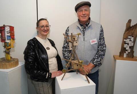 Susanne Dienst-Lang vom Kulturkreis Niefern-Öschelbronn freut sich über die Ausstellung, die Karl Heinz Bäder alias Kali im Kirnbachmuseum zeigt. Nico Roller