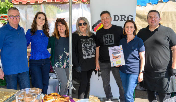 Die Deutsch-Rumänische Gesellschaft ist seit vielen Jahren treue Unterstützerin der Marktfeste: Herbert Eiwen, KassandraVeress, Camelia Vielsack, Elena Cuculeanu, Laurentio Cuculeanu, Klara Eiwen und Gabriel Jivanov (von links). Thomas Sommer
