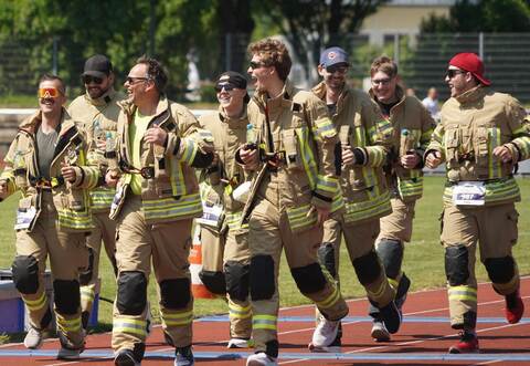 Die Feuerwehr aus Mühlacker läuft in voller Montur. Die Kameraden wollen damit auf ihre Arbeit aufmerksam machen und neue Lebensretter gewinnen.