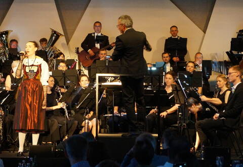 Tosenden Applaus erntet Jodel-Solistin Florina Plattner (links) mit dem Orchester unter Dirigent Andreas Michel.