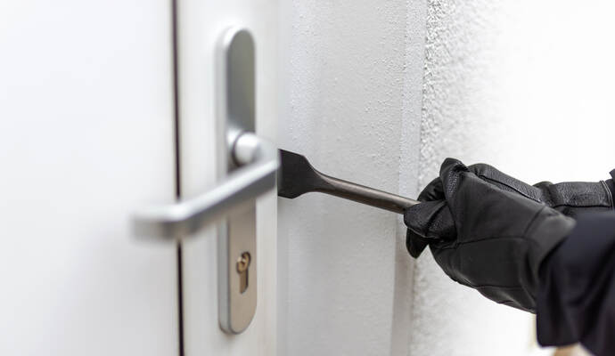 Bislang unbekannte Täter sind am Freitagnachmittag in ein Wohnhaus im Pforzheimer Rodgebiet eingedrungen.