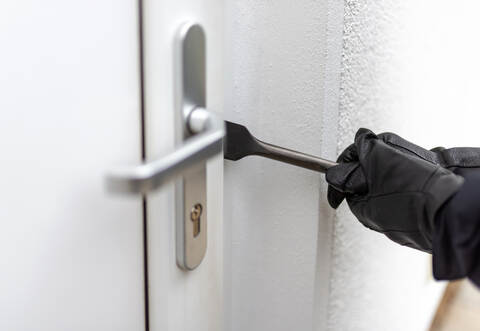 Bislang unbekannte Täter sind am Freitagnachmittag in ein Wohnhaus im Pforzheimer Rodgebiet eingedrungen.