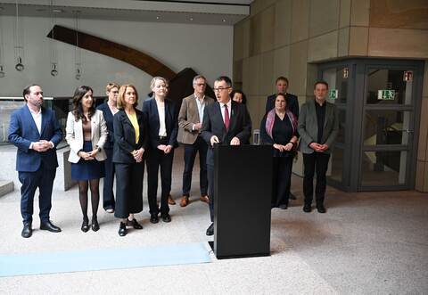 Özdemir stellt Kabinettsmitglieder vor