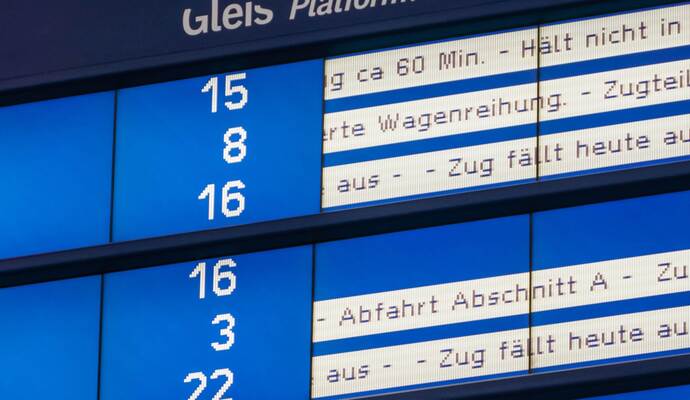 Nachdem am Sonntagabend ein Baum auf die Oberleitung der Bahnstrecke zwischen Pforzheim und Wilferdingen in Richtung Karlsruhe gefallen war, kommt es zu Zugausfällen.