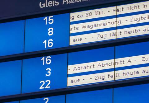 Nachdem am Sonntagabend ein Baum auf die Oberleitung der Bahnstrecke zwischen Pforzheim und Wilferdingen in Richtung Karlsruhe gefallen war, kommt es zu Zugausfällen.