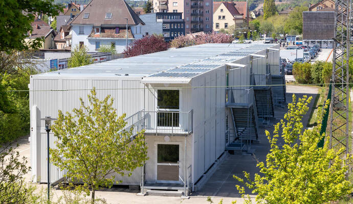 Die Containeranlage am „Lienzinger Tor“ steht trotz ihrer Fertigstellung Mitte April weiterhin leer. Am Montag berät der Gemeinderat über zusätzliche Stellen für die Betreuung und Integration Geflüchteter.