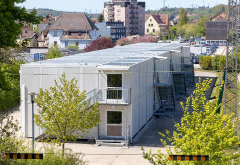 Die Containeranlage am „Lienzinger Tor“ steht trotz ihrer Fertigstellung Mitte April weiterhin leer. Am Montag berät der Gemeinderat über zusätzliche Stellen für die Betreuung und Integration Geflüchteter.