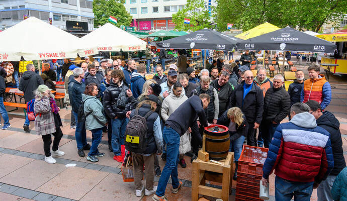 Wenn es Freibier gibt, wie hier bei der zwölften Bierbörse auf dem Pforzheimer Marktplatz, dann strömt die Menge. Für ein paar Tage verwandelt sich dieser Platz in ein Eldorado für Bierliebhaber. In den Anfangszeiten hatte die Bierbörse in Pforzheim im Enzauenpark stattgefunden. Thomas Sommer