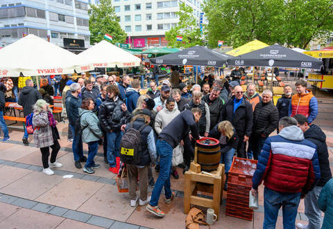 Wenn es Freibier gibt, wie hier bei der zwölften Bierbörse auf dem Pforzheimer Marktplatz, dann strömt die Menge. Für ein paar Tage verwandelt sich dieser Platz in ein Eldorado für Bierliebhaber. In den Anfangszeiten hatte die Bierbörse in Pforzheim im Enzauenpark stattgefunden. Thomas Sommer