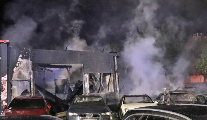 Brand in einem Autohaus in Mannheim