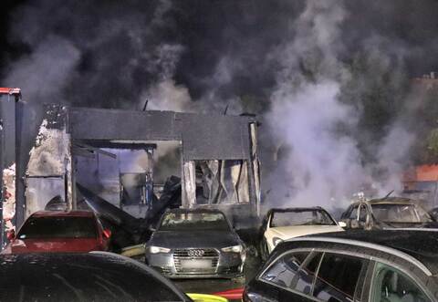 Brand in einem Autohaus in Mannheim