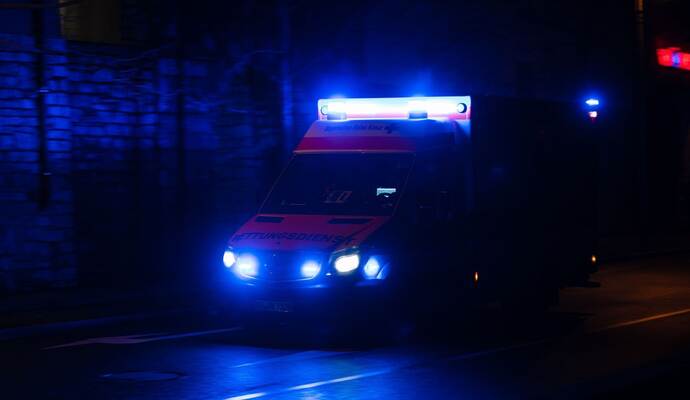 Rettungswagen im Einsatz - Symbolbild