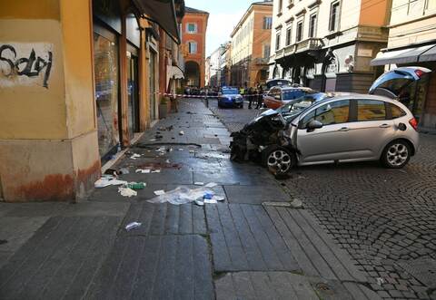 Auto fährt in Modena in Menschenmenge